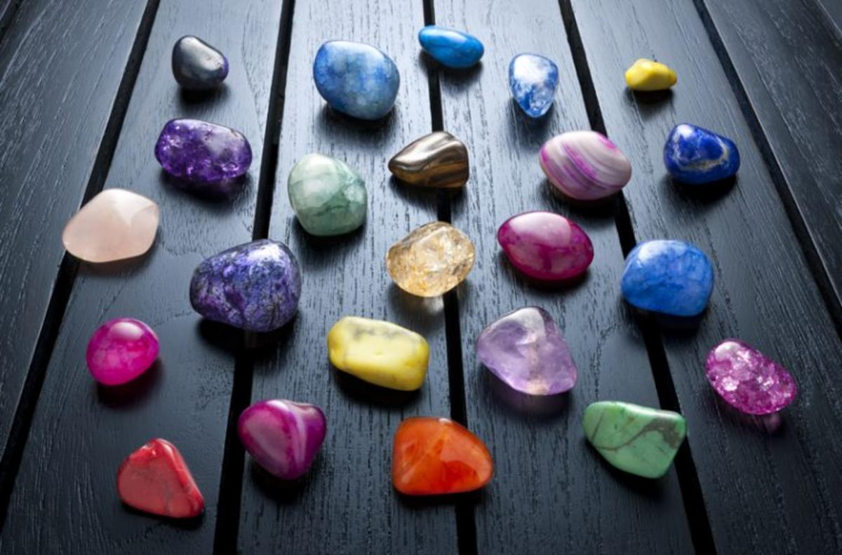 Сильный магический камень. Разноцветные камни. Камни разноцветные природные. Камни Кристаллы. Волшебный камень.