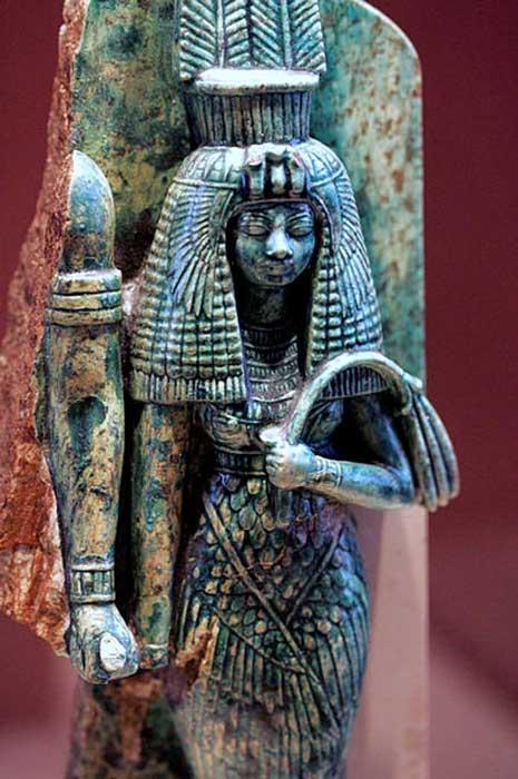 Queen Tiye, whose husband, Amenhotep III, may have been depicted to her right in this broken statue (CC BY-SA 2.0 FR)