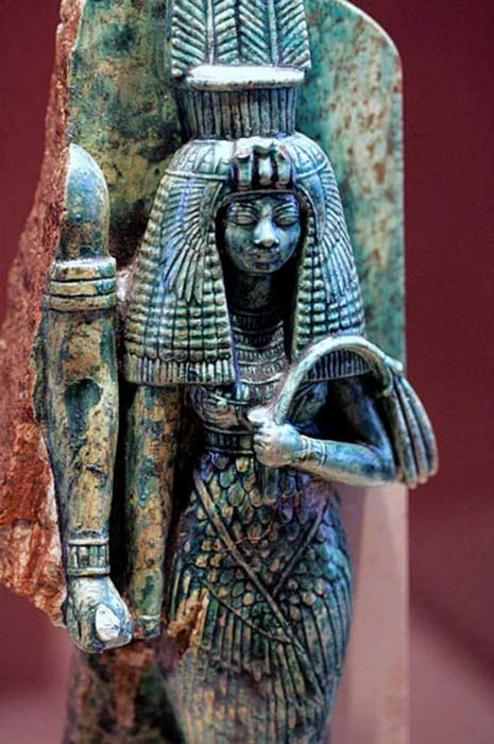 Queen Tiye, whose husband, Amenhotep III, may have been depicted to her right in this broken statue (CC BY-SA 2.0 FR)