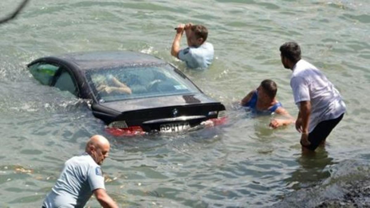 Падение автомобиля в воду