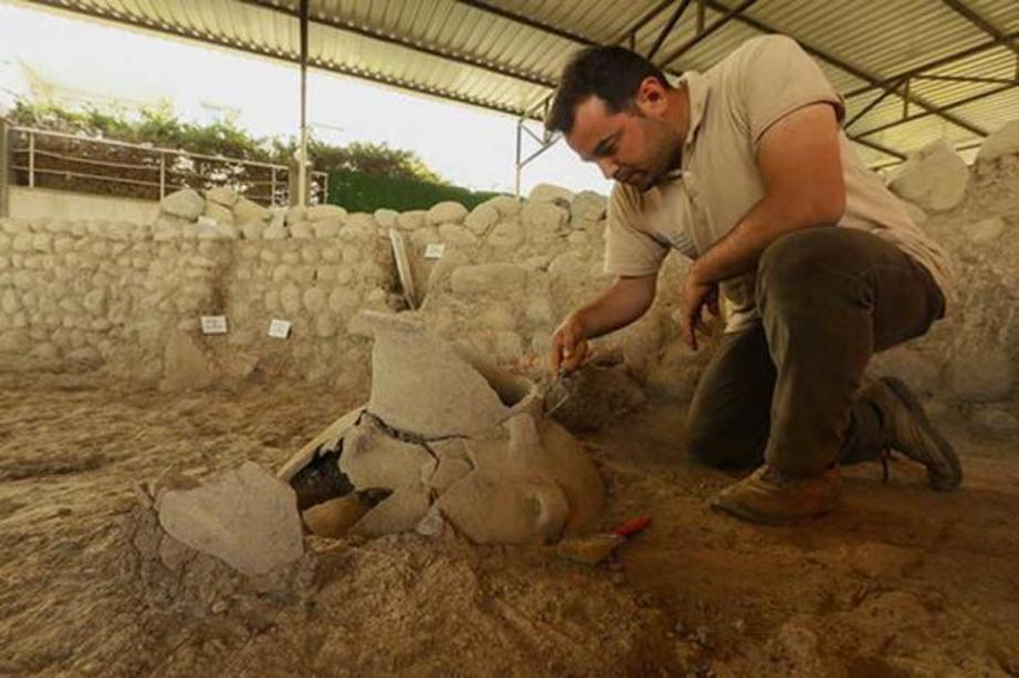 Other findings discovered at the site, such as elegant pottery, clearly show that the settlement’s inhabitants enjoyed a quite rich and luxurious lifestyle.