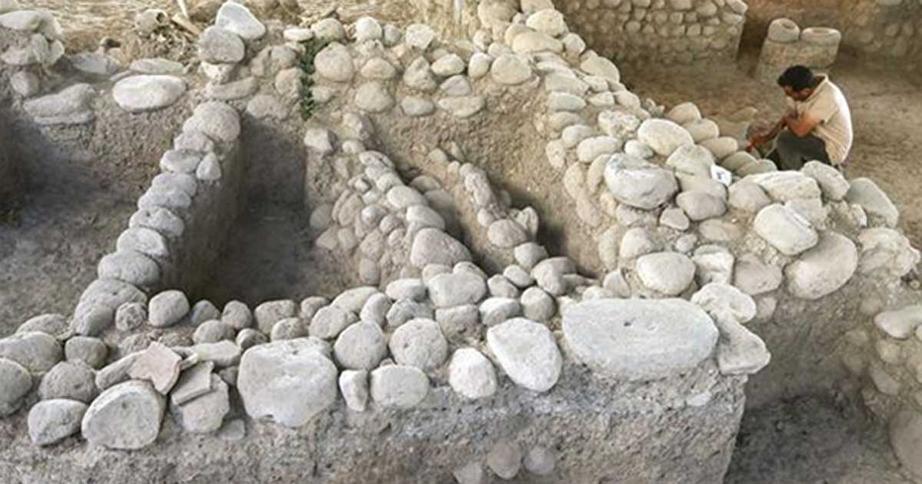 Archaeologists excavating in Yassitepe, Turkey have unearthed a Greek settlement consisting of luxurious houses. This suggests that luxury life began in Asia Minor almost 5,000 years ago.