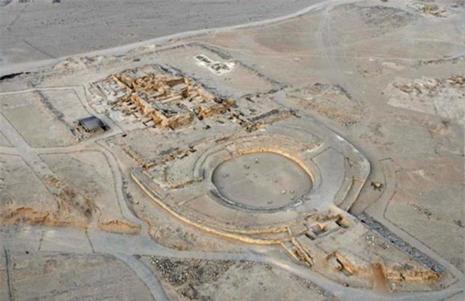 Aerial photo of the ‘Caral Amphitheater.’ There is debate whether the Norte Chico Civilization is ‘urban’ enough to be called a civilization, or if it should be called a complex society instead. 