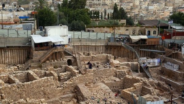 Israeli authorities excavating near the walls of Jerusalem's Old City. | Photo: AFP