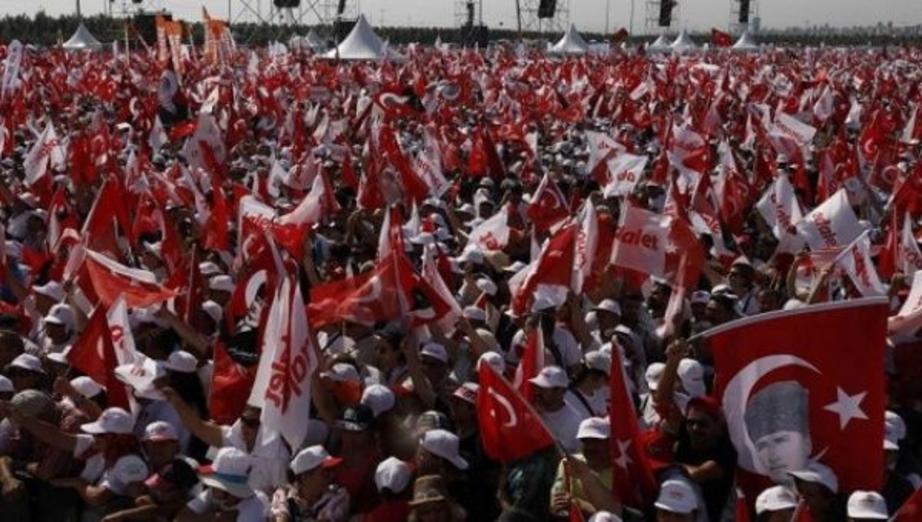 People wave Turkish flags during a rally to mark the end of the main opposition leader Kemal Kilicdaroglu's 25-day long protest, Istanbul, Turkey July 9, 2017. | Photo: Reuters