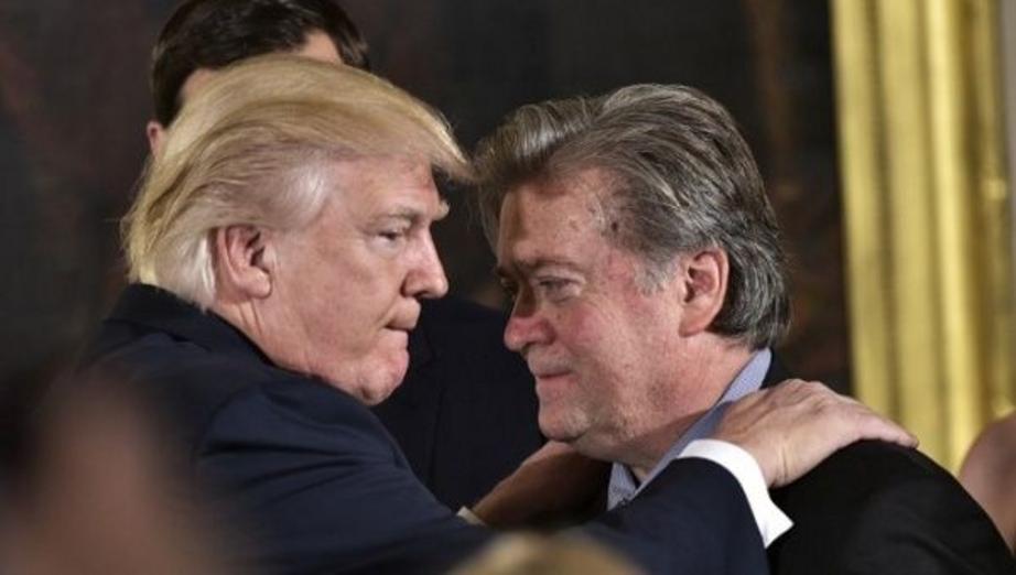 U.S. President Donald Trump (L) speaks with White House Chief Strategist Steve Bannon (R). | Photo: AFP