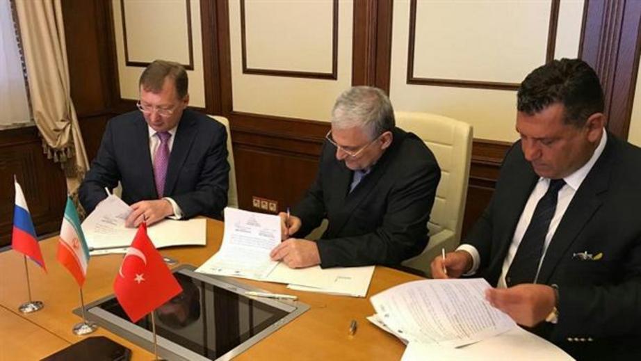 Representatives of Iran's Ghadir, Russia's Zarubezhneft and Turkey's Unit International sign documents for investment partnership in oil and gas projects in Moscow, Aug. 8, 2017.