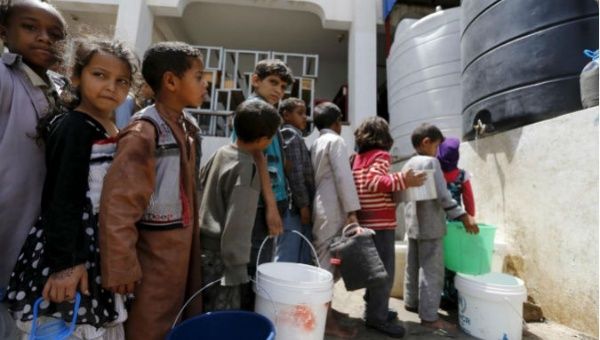 Children stand in line for water at a school in Sanaa, Yemen | Photo: Reuters