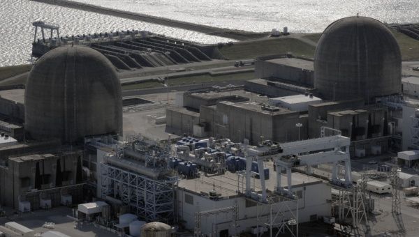 The two nuclear reactor units of the South Texas Project alongside the reservoir. | Photo: South Texas Project