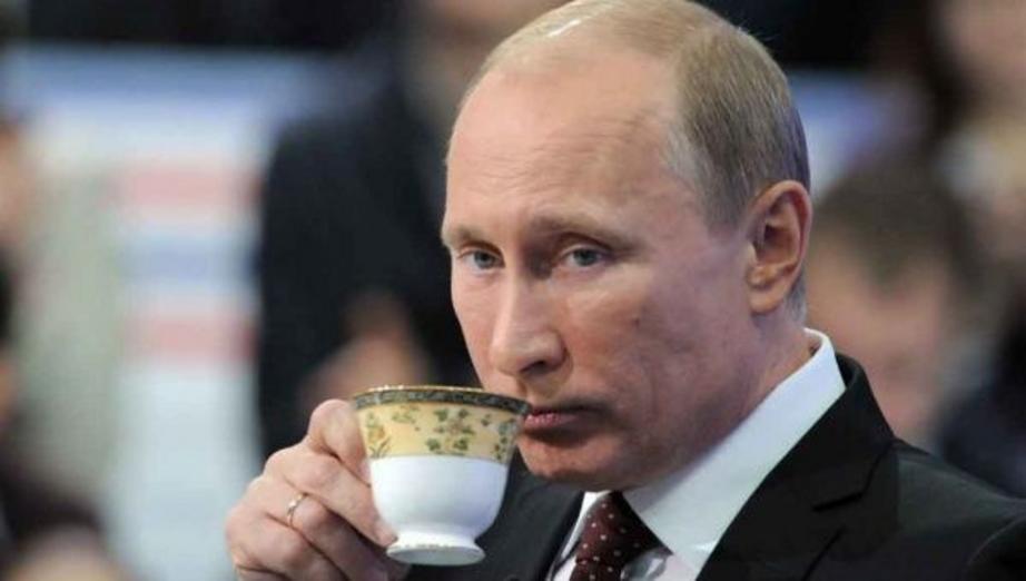 Russian President Vladimir Putin sips a hot cup of tea. (FILE) | Photo: AFP