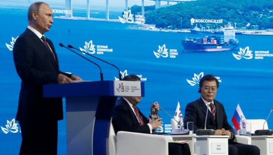 Russian President Vladimir Putin (L) delivers a speech with South Korean President Moon Jae-In (R) seated during a session of the Eastern Economic Forum in Vladivostok, Russia Sept. 7, 2017. | Photo: Reuters