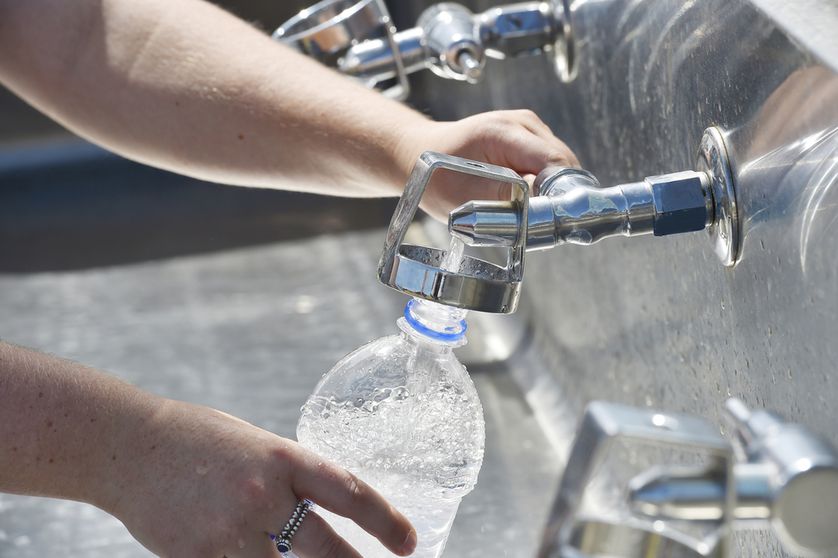 Water filling. Tap Water бутылка. Жесткая питьевая вода. Вода для хозяйственно-питьевых нужд. Дырявая бутылка с водой.