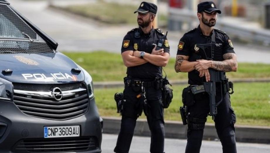 Spanish national police officers stand guard outside a port before the October 1 independence referendum, in Barcelona. | Photo: Reuters