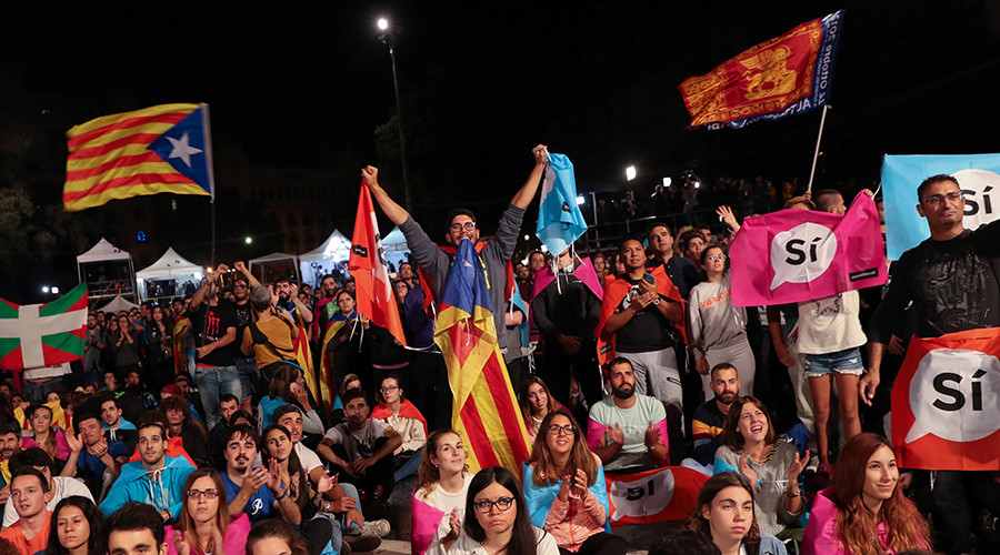 People react as they gather at Plaza Catalunya after voting ended for the banned independence referendum, in Barcelona, Spain October 1, 2017 © Susana Vera / Reuters