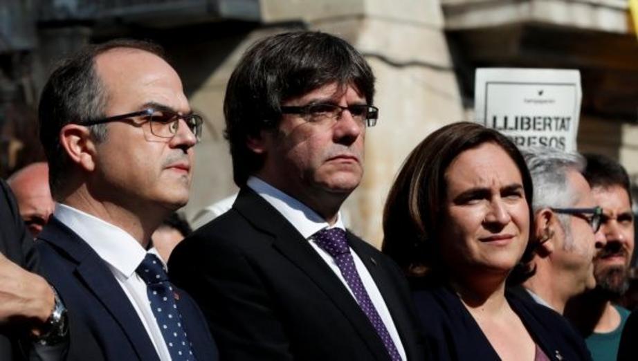 Barcelona's Mayor Ada Colau, Catalan President Carles Puigdemont and Catalan Government Presidency Councillor Jordi Turull (R-L) stand in front of the regional government headquarters. | Photo: Reuters