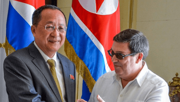 DPRK Foreign Minister Ri Yong Ho (L) meets Cuban Foreign Minister Bruno Rodriguez Parrilla (R). | Photo: Cuban Foreign Ministry