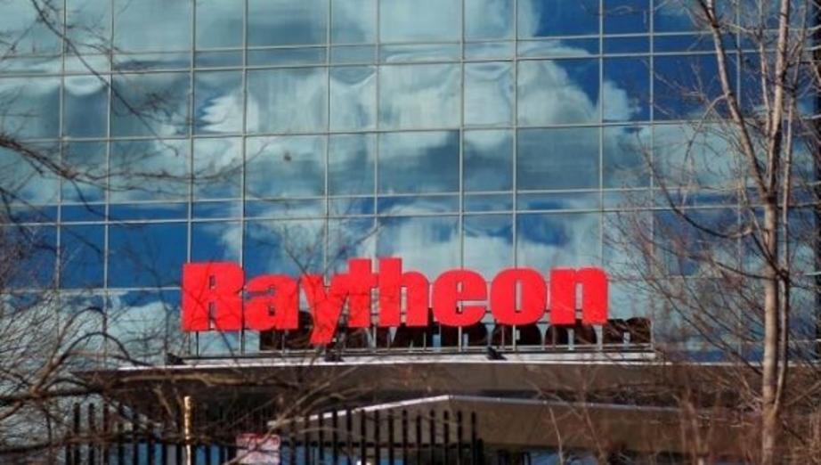 A sign marks the Raytheon offices in Woburn, Massachusetts, U.S. January 25, 2017. | Photo: Reuters