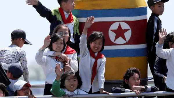 North Korean children wave during their tour on the Yalu River in Sinuiju, near the Chinese border city of Dandong, May 8, 2016. | Photo: Reuters 