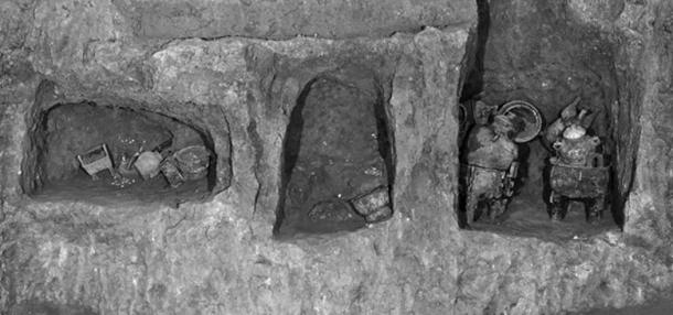 The food vessels were mostly found in niches in the wall of the tomb. 