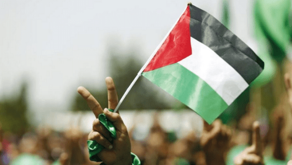 A student supporting Hamas holds a Palestinian flag in a rally in Ramallah, earlier in 2017. | Photo: Reuters 