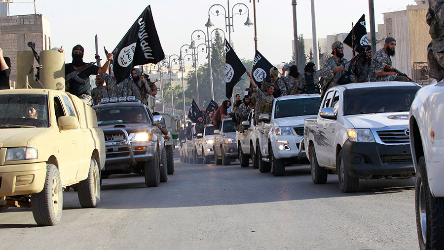 FILE PHOTO: Islamist fighters drive along the streets of northern Raqqa province, Syria © Reuters