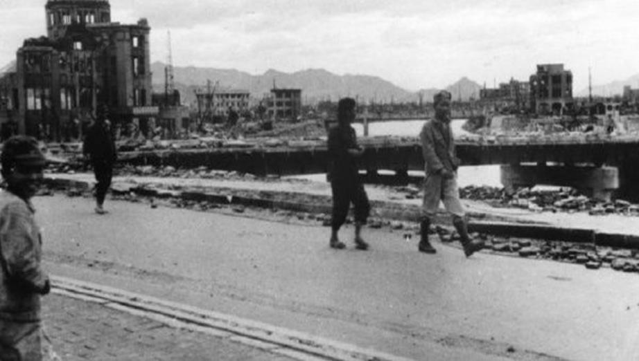 In 1945, a U.S. bomber dropped two atomic bombs on the Japanese cities of Hiroshima and Nagasaki. | Photo: Reuters