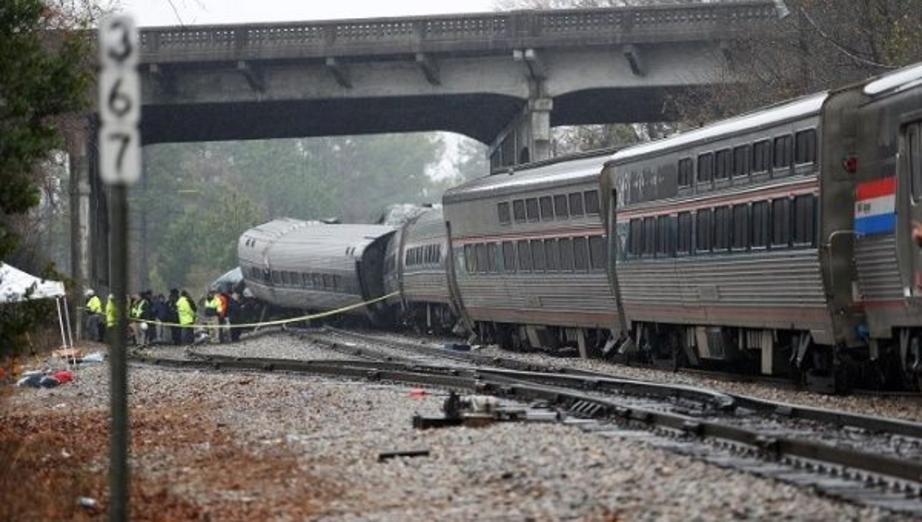 Emergency responders are at the scene after an Amtrak passenger train collided with a freight train and derailed in Cayce, South Carolina, U.S., February 4, 2018. | Photo: Reuters