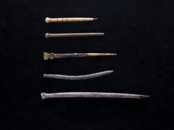 Writing implements such as quills and styluses were found at the Oxford University site. 