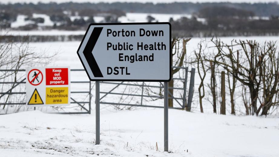 Signs prohibiting access near to the Porton Down Defence Science and Technology Laboratory, near Salisbury, Britain, March 19, 2018. © Peter Nicholls / Reuters