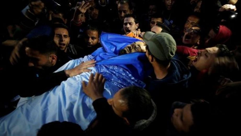 People carry the body of Palestinian journalist Ahmed Abu Hussein, 24, who died of wounds he sustained while covering a protest along the Gaza-Israel border. | Photo: Reuters